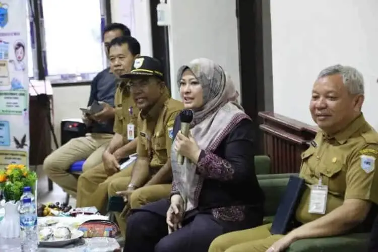Bupati Pandeglang Irna Narulita, memberikan sambutan saat meresmikan Kantor UPT Puskeswan Pandeglang, di Kadupereng Kecamatan Karang Tanjung, Selasa (3/1/2023). (ISTIMEWA)