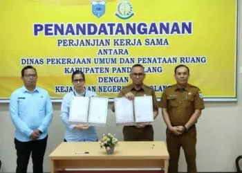 JALIN KERJASAMA–Kajari Pandeglang Helena Octaviane (kiri), dengan Kepala DPUPR Pandeglang Asep Rahmat (kanan), menunjukkan hasil penandatanganan MoU, yang dilakukannya di Aula Kejari Pandeglang, Selasa (31/2023). (NIPAL SUTIANA/SATELITNEWS.COM)