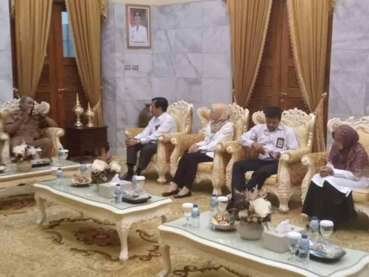Pejabat dan pegawai KPP Pratama Serang Timur, beraudiensi dengan Wabup Serang, Pandji Tirtayasa, Senin (16/1/2023). (SIDIK/SATELITNEWS.COM)