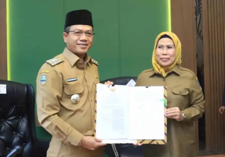 Penandatanganan Kerjasama antara Bupati Serang Ratu Tatu Chasanah dengan Bupati Bandung M. Dadang Supriatna, di Pendopo Bupati Bandung, Jawa Barat, Senin (30/1/2023). (ISTIMEWA)