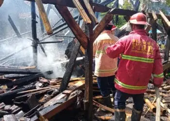 Tim Damkar BPBD Kabupaten Serang, melakukan penanganan kebakaran, Minggu (15/1/2023). (ISTIMEWA)