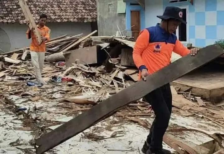 Lapuk, Satu Rumah Nelayan di Pandeglang Ambruk Diterjang Angin Kencang