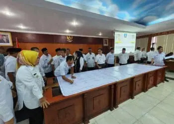 Bupati Serang Ratu Tatu Chasanah, Wabup, Sekda dan jajaran Kepala OPD di lingkungan Pemkab Serang, menandatangani pakta integritas kinerja di tahun 2023, Kamis (5/1/2023). (SIDIK/SATELITNEWS.COM)