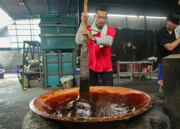 Foto Produksi Dodol dan Kue Keranjang Jelang Imlek di Tangerang