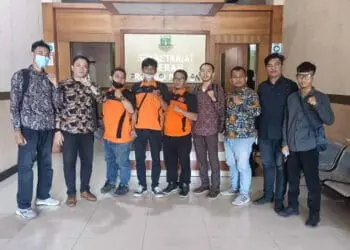 Tim Advokasi untuk Upah Layak (TAPAL) Kota Serang, mempersoalkan besaran penetapan Upah Minimum Kota (UMK) tahun 2023. (LUTHFI/SATELITNEWS.COM)