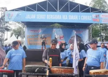 Pj Gubernur Banten Al Muktabar, membuka acara Jalan Sehat yang digagas IKA SMAN 1 Ciruas, di Alun – alun Barat, Kota Serang, Minggu (8/1/2023). (LUTHFI/SATELITNEWS.COM)
