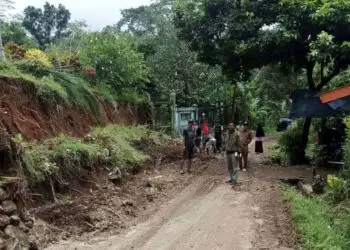 Tebing di Sepanjang Jalan Raya Tegalwangi – Kubangkondang Pandeglang  Tergerus Longsor