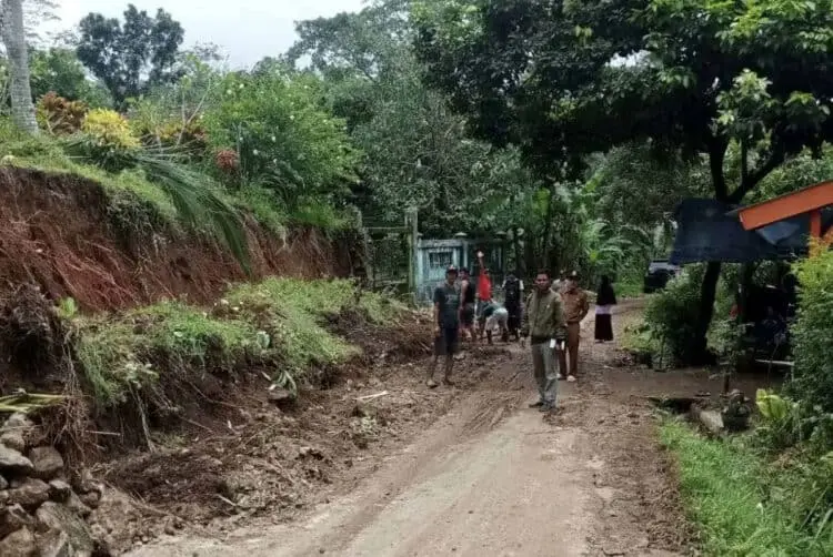 Tebing di Sepanjang Jalan Raya Tegalwangi – Kubangkondang Pandeglang Tergerus Longsor