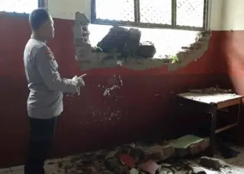 Pagar SMPN 2 Pulosari Pandeglang Ambrol, Timpa Tembok Gedung SDN 1 Banjarwangi Sampai Jebol