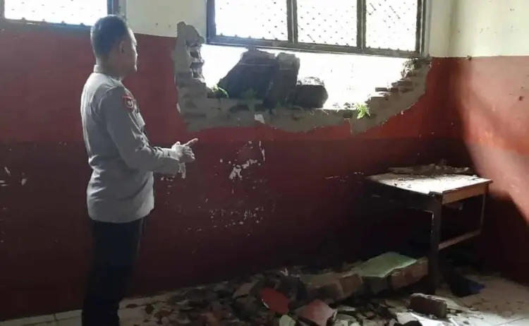 Pagar SMPN 2 Pulosari Pandeglang Ambrol, Timpa Tembok Gedung SDN 1 Banjarwangi Sampai Jebol