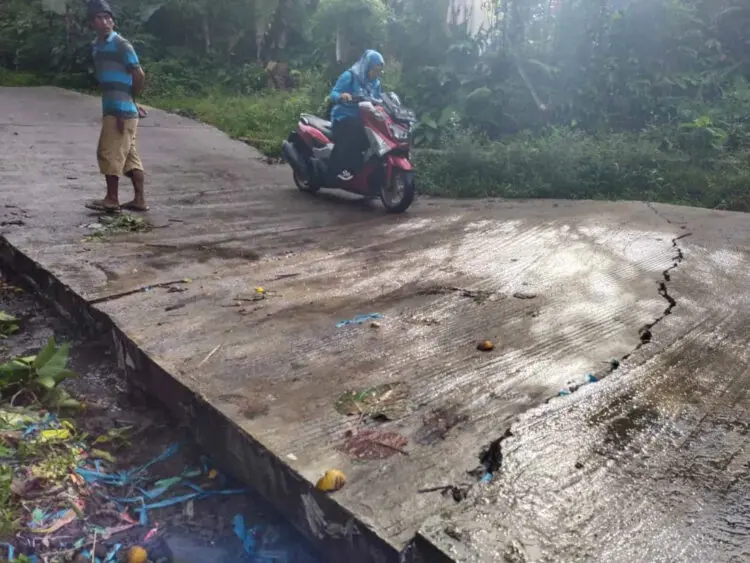 Ruas Jalan Kadupaeh – Kaduronyok Pandeglang, Baru Selesai Dibangun Sudah Ambles