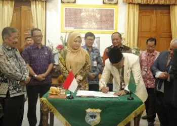 Bupati Pandeglang Irna Narulita, menyaksikan Rektor UIN SMH Banten Prof Dr KH Wawan Wahyudin, M.P, menandatangani berita acara hibah tanah seluas satu hektar, untuk gedung Laboratorium Fakultas Sains UIN, di Ruang Garuda Pendopo Pandeglang, Kamis, (19/1/2023). (ISTIMEWA)