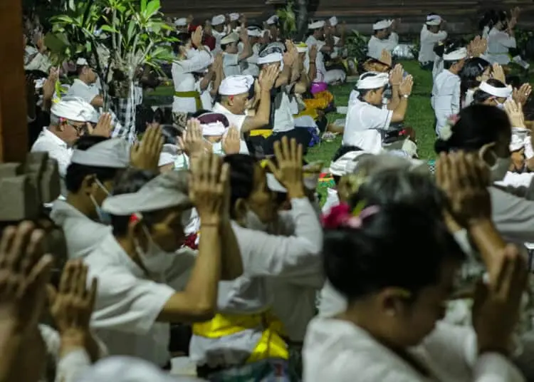 Foto Sembahyang Galungan di Pura Kerta Jaya Tangerang