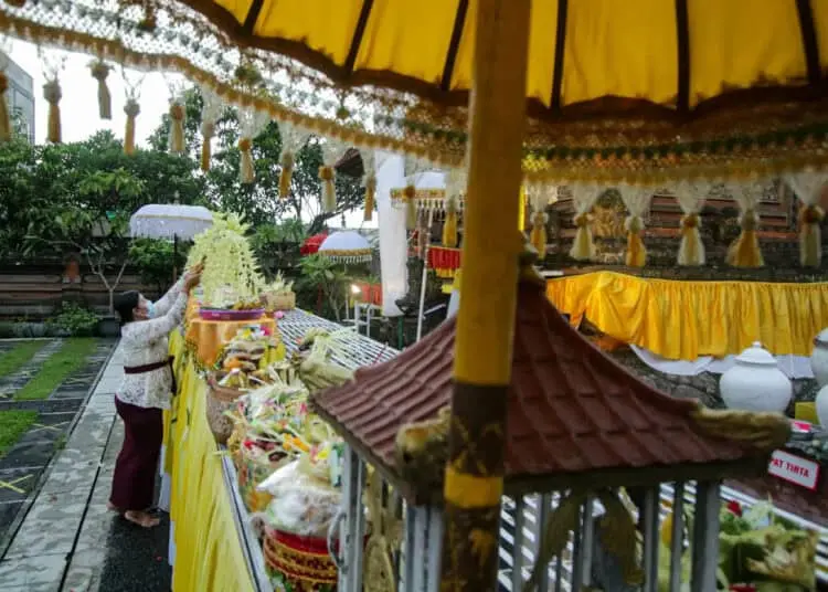 Foto Sembahyang Galungan di Pura Kerta Jaya Tangerang