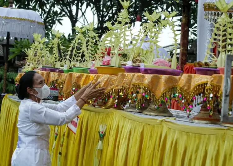 Foto Sembahyang Galungan di Pura Kerta Jaya Tangerang