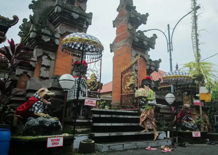 Foto Sembahyang Galungan di Pura Kerta Jaya Tangerang