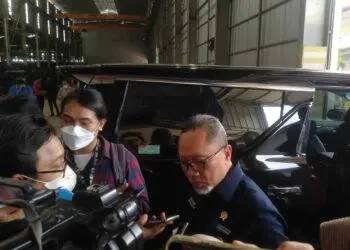 PEMUSNAHAN BAJA: Menteri Perdagangan Indonesia Zulkifli Hasan di lokasi pemusnahan baja tidak SNI milik PT Long Teng, Kecamatan Pasar Kemis, Kabupaten Tangerang, Kamis (12/1). (ALFIAN/SATELIT NEWS)