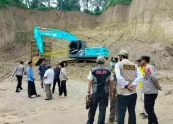 Petugas tertibkan galian tambang pasir. (DOKUMEN/SATELITNEWS.COM)