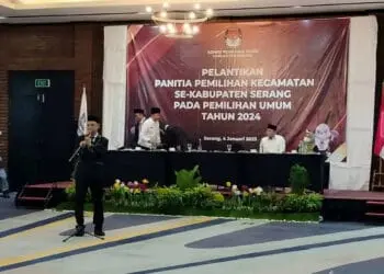 Ketua KPU Kabupaten Serang, Abidin Nasyar, menyampaikan sambutan usai melantik PPK.