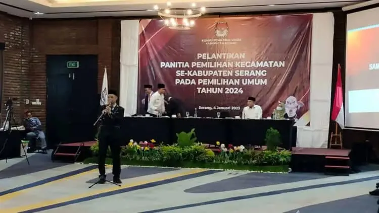 Ketua KPU Kabupaten Serang, Abidin Nasyar, menyampaikan sambutan usai melantik PPK.