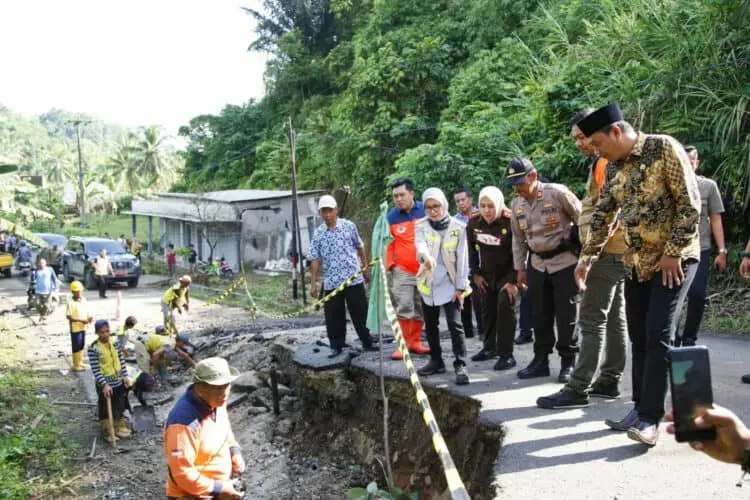 Tinjau Lokasi Bencana Akibat Cuaca Ekstrem, Bupati Iti Minta Kerusakan Didata