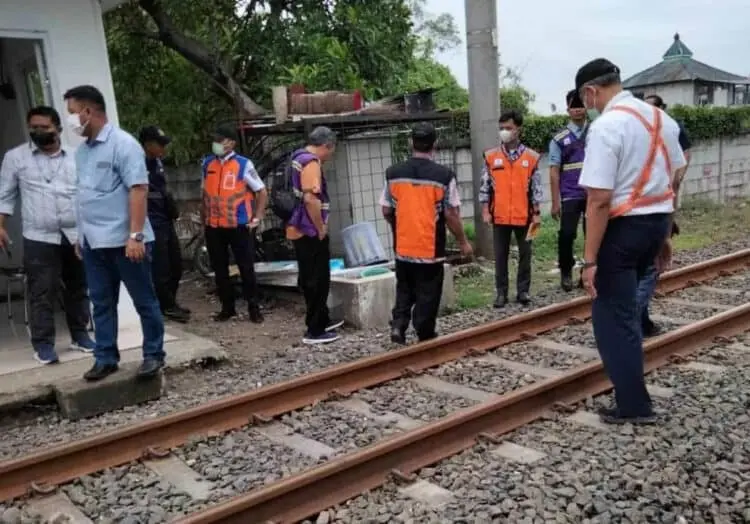 Teknisi Ahli Diterjunkan Untuk Perbaiki Pipa Bocor di Rel Kereta Api