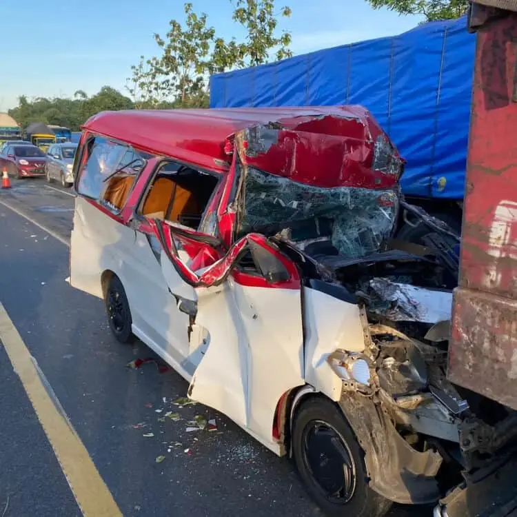 Angkot Tabrak Truk, 18 Karyawan PT Nikomas Terluka
