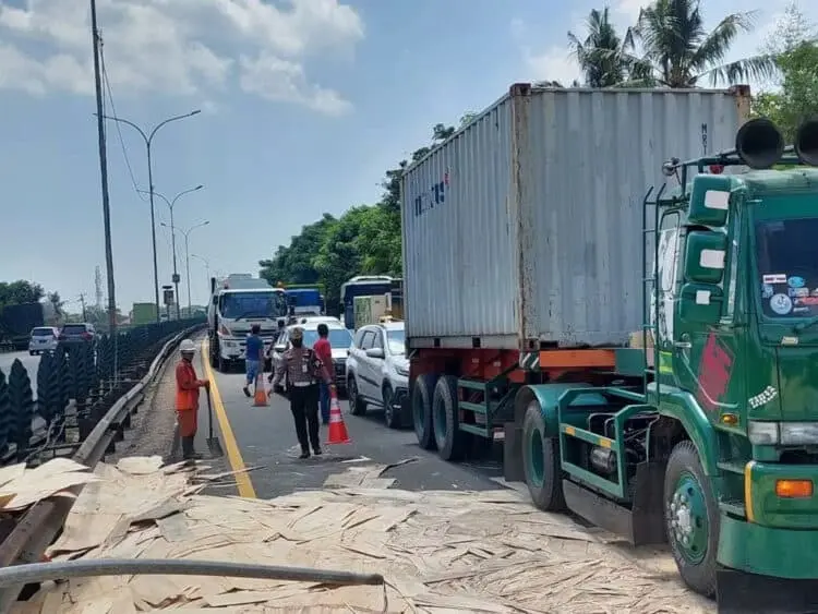 Kendaraan Pengangkut Triplek Sebabkan Kecelakaan Beruntun di Tol Tangerang - Merak