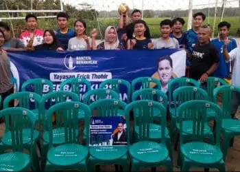 Bantuan Kursi Plastik Disebar, Yayasan Eric Thohir Berkomitmen akan Terus Berbagi di Pandeglang