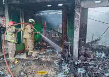 Akibat Percikan Api Las, Dua Ruko Terbakar di Solear