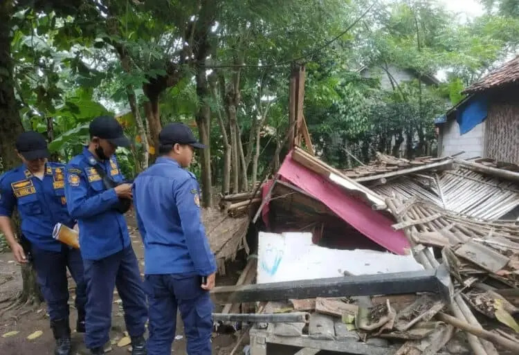 Diterjang Angin Kencang, Satu Rumah di Pakuhaji Roboh