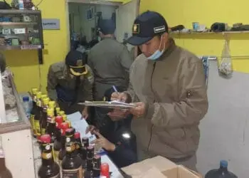 Petugas Satpol PP Pandeglang, sedang merazia salah satu warung jamu di Pandeglang, yang diduga menjual miras, beberapa waktu lalu. (ISTIMEWA)