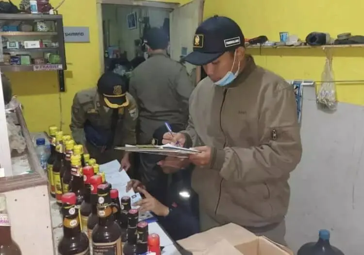 Petugas Satpol PP Pandeglang, sedang merazia salah satu warung jamu di Pandeglang, yang diduga menjual miras, beberapa waktu lalu. (ISTIMEWA)