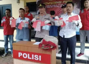 Pihak Polsek Mandalawangi Polres Pandeglang, melakukan ekspose kasus perjudian, di halaman Mapolsek Mandalawangi, Senin (30/1/2023). (ISTIMEWA)