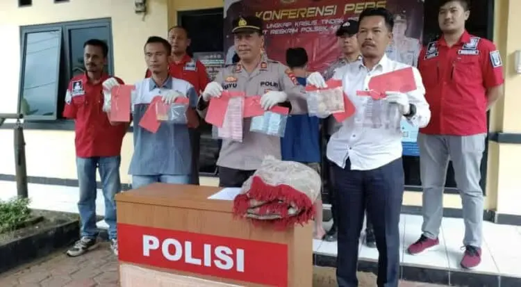 Pihak Polsek Mandalawangi Polres Pandeglang, melakukan ekspose kasus perjudian, di halaman Mapolsek Mandalawangi, Senin (30/1/2023). (ISTIMEWA)