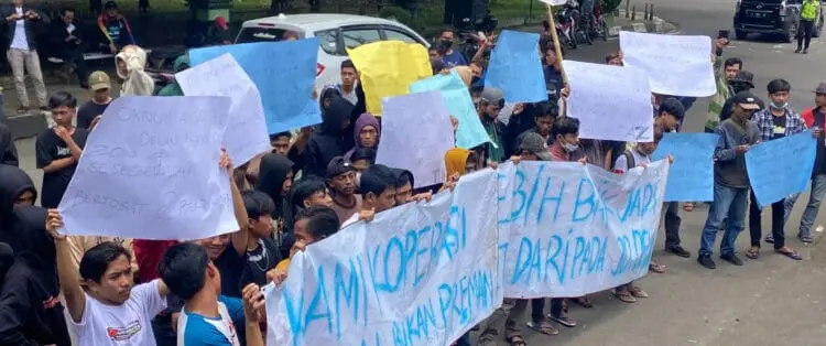 Pengunjuk Rasa, kepung gedung DPRD Pandeglang, Kamis (26/1/2023). (NIPAL SUTIANA/SATELITNEWS.COM)