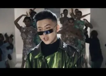 Lirik Lagu 100 Degrees - Rich Brian
