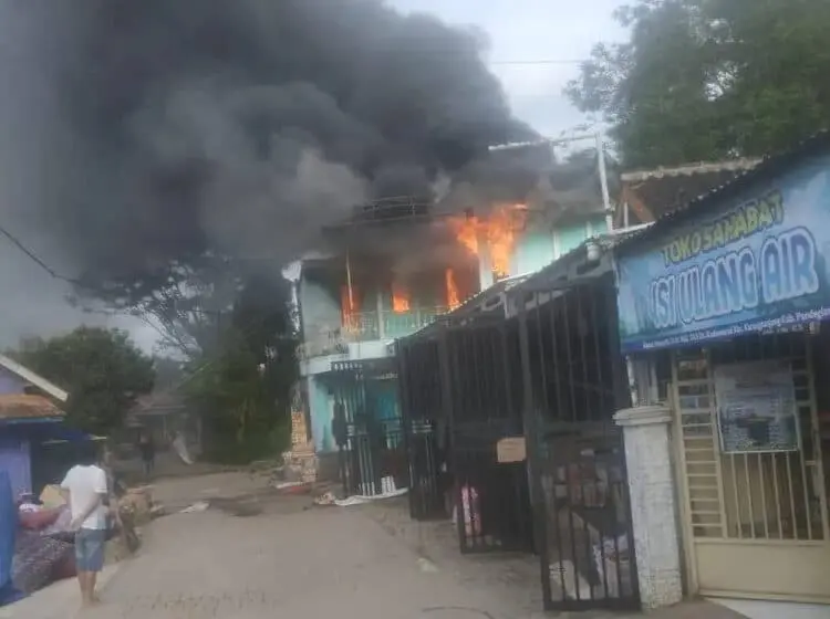 1 Rumah di Kadumerak Pandeglang Terbakar, 2 Unit Armada Damkar Diterjunkan