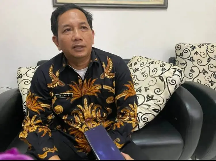 Kepala DPMPD Pandeglang ketika diwawancarai terkait Pilkades Serentak, Jumat (20/1). (NIPAL/SATELITNEWS)