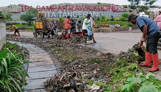 Sampah TPA Rawa Kucing Longsor, Akses Jalan Iskandar Muda Sempat Tertutup