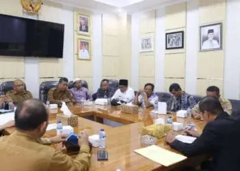 Warga Kelurahan Unyur, Kecamatan Serang, Kota Serang, mendesak pemerintah segera membangun frontage atau bidang sepadang di perlintasan rel kereta api, yang banyak dilintasi masyarakat, sebagai jalan alternatif menuju Banten Lama dan sekitarnya. (LUTHFI/SATELITNEWS.COM)