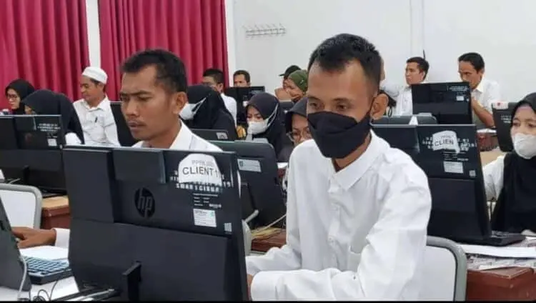 Pelamar Panitia Pemungutan Suara (PPS), mengikuti tes Computer Assisted Test (CAT), yang diselenggarakan oleh Komisi Pemilihan Umum (KPU) Kabupaten Serang. Tes CAT tersebut, dilaksanakan mulai tanggal 9 sampai 13 Januari 2023. (SIDIK/SATELITNEWS.COM)