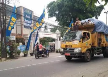 Sudah Jatuh Korban Jiwa, Masih Ada Petugas Kebersihan Kota Tangerang Nekat Tiduran di Atap Truk