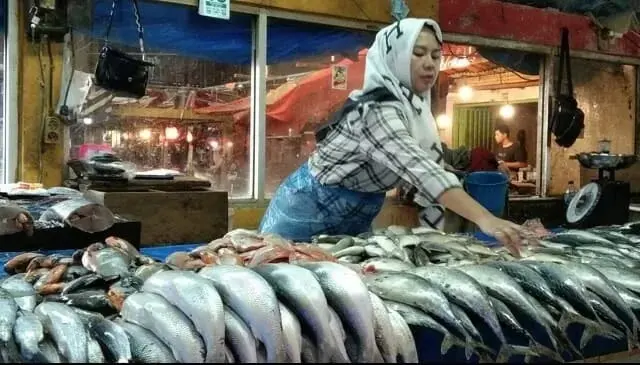 PENJUAL IKAN: Salah seorang penjual ikan bandeng di Lebak. DOK