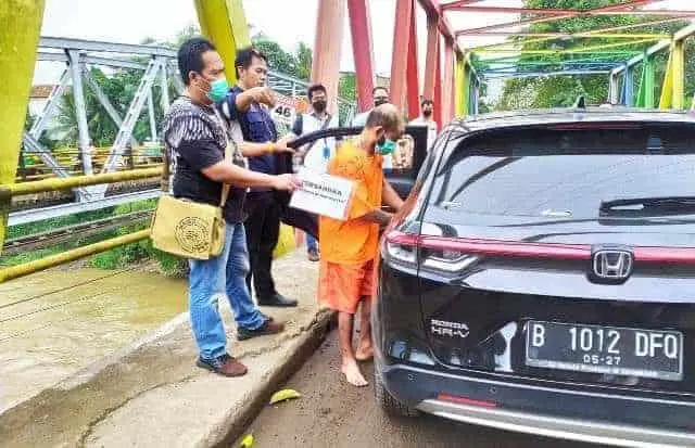 Pelaku Pembunuh Wanita yang Mayatnya Ditemukan di Sungai Cisadane Peragakan Cara Eksekusi Pelaku Pembunuh Wanita yang Mayatnya Ditemukan di Sungai Cisadane Peragakan Cara Eksekusi