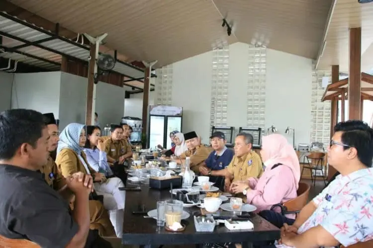 Perhimpunan Hotel dan Restoran Indonesia (PHRI) Kabupaten Serang, mencurahkan isi hatinya (Curhat) atau mengadu ke Pemkab Serang, terkait banyaknya berita hoax terkait kondisi tempat wisata pada saat momen libur Natal 2022 dan Tahun Baru 2023 (Nataru). PHRI merasa dirugikan, karena tidak sesuai fakta yang sebenarnya. (LUTFHI/SATELITNEWS.COM)
