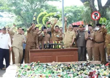 Pemerintah Kota (Pemkot) Serang, memusnahkan sebanyak 4.627 botol Minuman Keras (Miras) berbagai merek dan ukuran, Senin (16/1/2023). (LUTHFI/SATELITNEWS.COM)