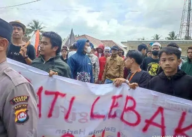Belasan Tahun Tak Pernah Diperbaiki, Warga Protes Kondisi Jalan Ketapang Lebak