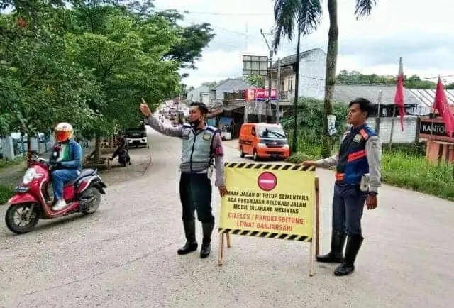 Sedang Perbaikan, Akses Jalan Blok Curahem Gunungkecana Lebak Ditutup Total