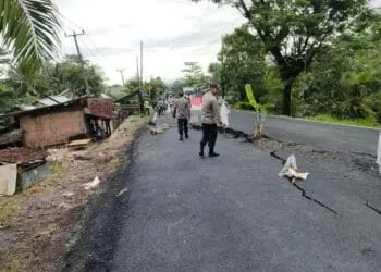 Kondisi Jalan Raya Cikeusik – Binuangen, Kabupaten Pandeglang, amblas, Sabtu (31/12/2022) lalu. (ISTIMEWA)
